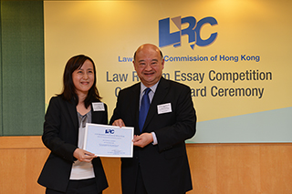 The Hon Chief Justice Geoffrey Ma awarded a certificate to Miss Celia Ho