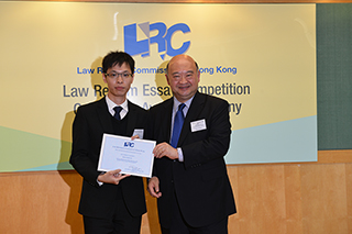 The Hon Chief Justice Geoffrey Ma awarded a certifcate to Mr Yuen Cheuk Lun