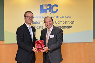 Solicitor General, Mr Frank Poon, presented a souvenir to Mr Michael Ma, Partner (Wilkinson & Grist)