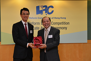 Solicitor General, Mr Frank Poon, presented a souvenir to Mr Ludwig Ng, Senior Partner (ONC Lawyers)
