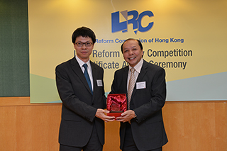 Solicitor General, Mr Frank Poon, presented a souvenir to Mr Frank Yuen, Partner (Woo, Kwan, Lee & Lo)