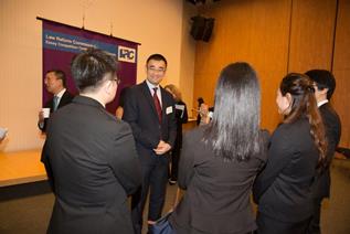 香港律师会会长苏绍聪先生（中）与各得奖者交谈