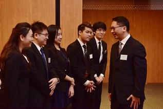 法改会主席袁国强资深大律师与各得奖者交谈