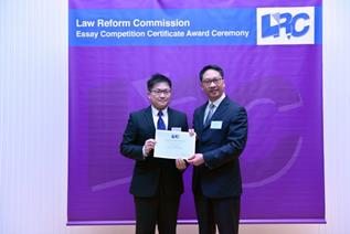 法改会主席袁国强资深大律师颁发奖状予蔡若林同学