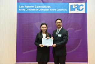 法改会主席袁国强资深大律师颁发奖状予何颖姿同学
