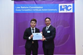 法改会主席袁国强资深大律师颁发奖状予谢承琮同学