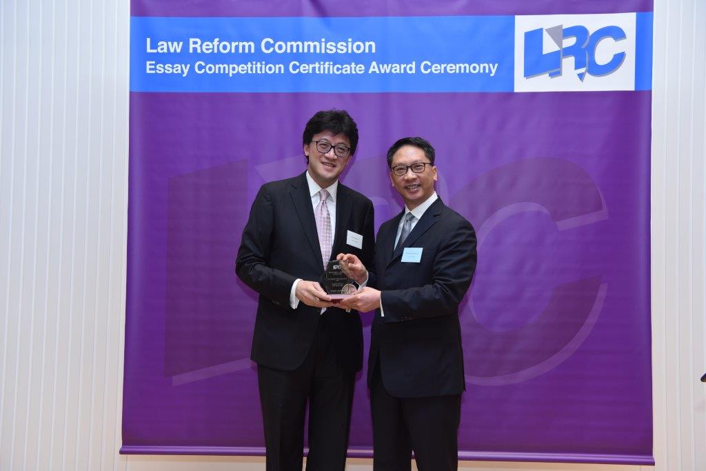 Mr Rimsky Yuen, SC, LRC Chairman, presented a souvenir to Mr Paul Shieh, SC (Temple Chambers)