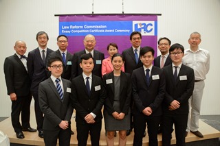 袁国强资深大律师、终审法院首席法官马道立、评审委员会成员、赞助机构的代表，以及各得奖者  