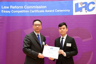 法改会主席袁国强资深大律师颁发奖状予方奕浚同学 