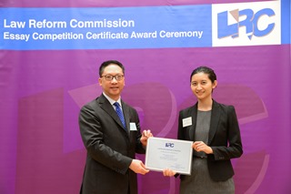 法改会主席袁国强资深大律师颁发奖状予罗嘉曦同学 