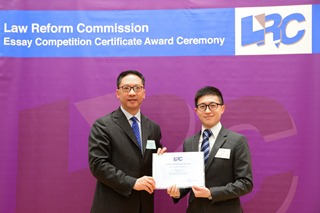 法改会主席袁国强资深大律师颁发奖状予文伟鉴同学  