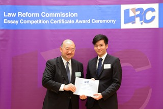 >终审法院首席法官马道立颁发奖状予黄炜杰同学  