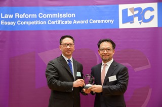 法改会主席袁国强资深大律师致送纪念品予长江和记实业有限公司集团法律总监曾晃祥先生 