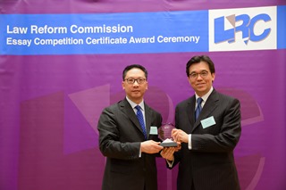 法改会主席袁国强资深大律师致送纪念品予霍金路伟律师行合伙人梁镇宇律师