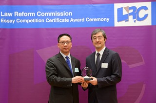 法改会主席袁国强资深大律师致送纪念品予Temple Chambers的黄继明资深大律师  