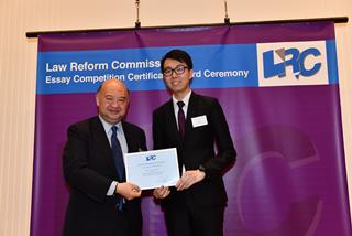 终审法院首席法官马道立颁发奖状予戴维乐同学