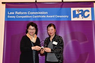 法改会主席郑若骅资深大律师致送纪念品予胡关李罗律师行合伙人李王佩玲律师 