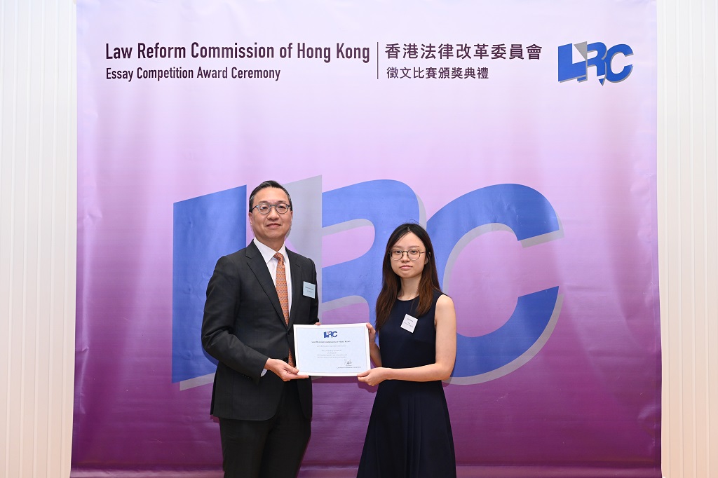 林定国资深大律师颁发奖状予赖虹谚同学(得奖者)