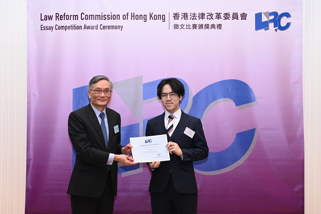 终审法院首席法官张举能颁发奖状予罗晋颖同学(得奖者)
