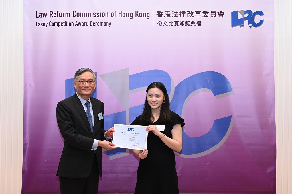 终审法院首席法官张举能颁发奖状予胡焯乔同学(得奖者)