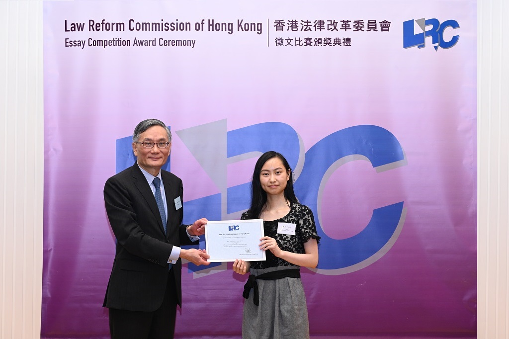 终审法院首席法官张举能颁发奖状予胡咏棋同学(得奖者)