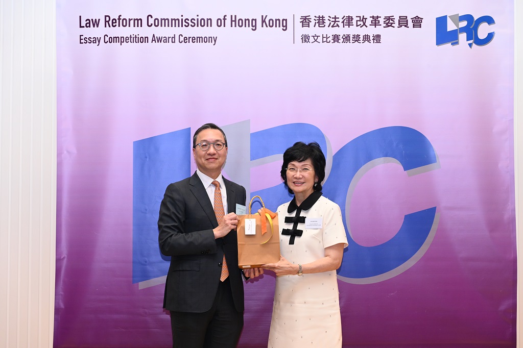 林定国资深大律师致送纪念品予长江和记实业有限公司(赞助机构)执行董事施熙德女士