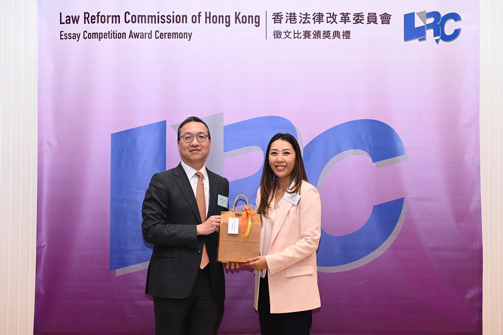 林定国资深大律师致送纪念品予史密夫斐尔律师事务所(赞助机构)合伙人石明杰律师