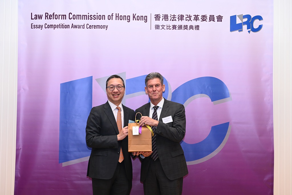 林定国资深大律师致送纪念品予柏承大律师事务所(赞助机构)主席华伟思资深大律师