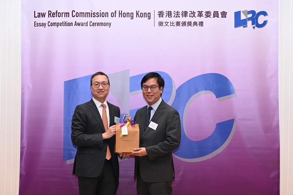 林定国资深大律师致送纪念品予天博大律师事务所(赞助机构)的鲍进龙资深大律师