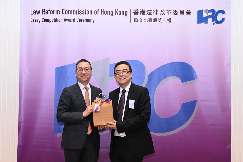 林定国资深大律师致送纪念品予胡关李罗律师行(赞助机构)合伙人黄永恩律师
