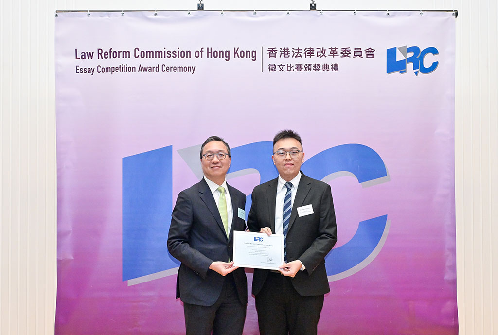 林定国资深大律师颁发奖状予康嘉霖同学