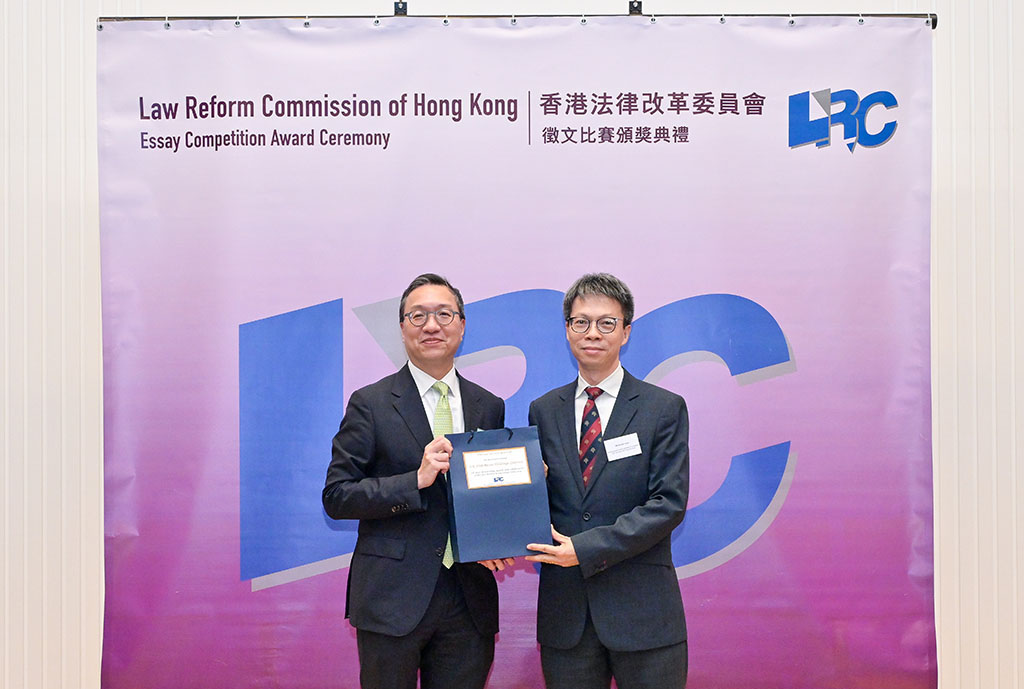 林定国资深大律师致送纪念品予长江和记实业有限公司集团法律总监丶合规总监阮家辉先生