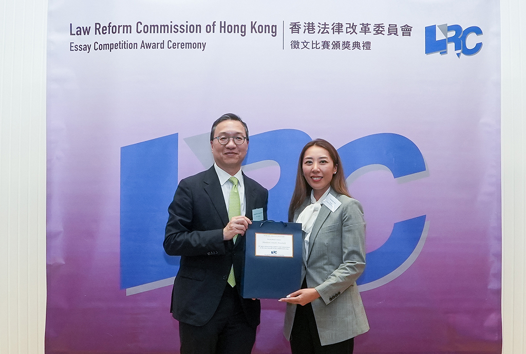 林定国资深大律师致送纪念品予史密夫斐尔律师事务所合伙人石明杰律师
	