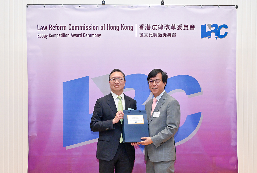 林定国资深大律师致送纪念品予天博大律师事务所的鲍进龙资深大律师