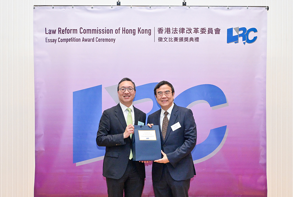 林定国资深大律师致送纪念品予胡关李罗律师行高级合伙人黄永恩律师