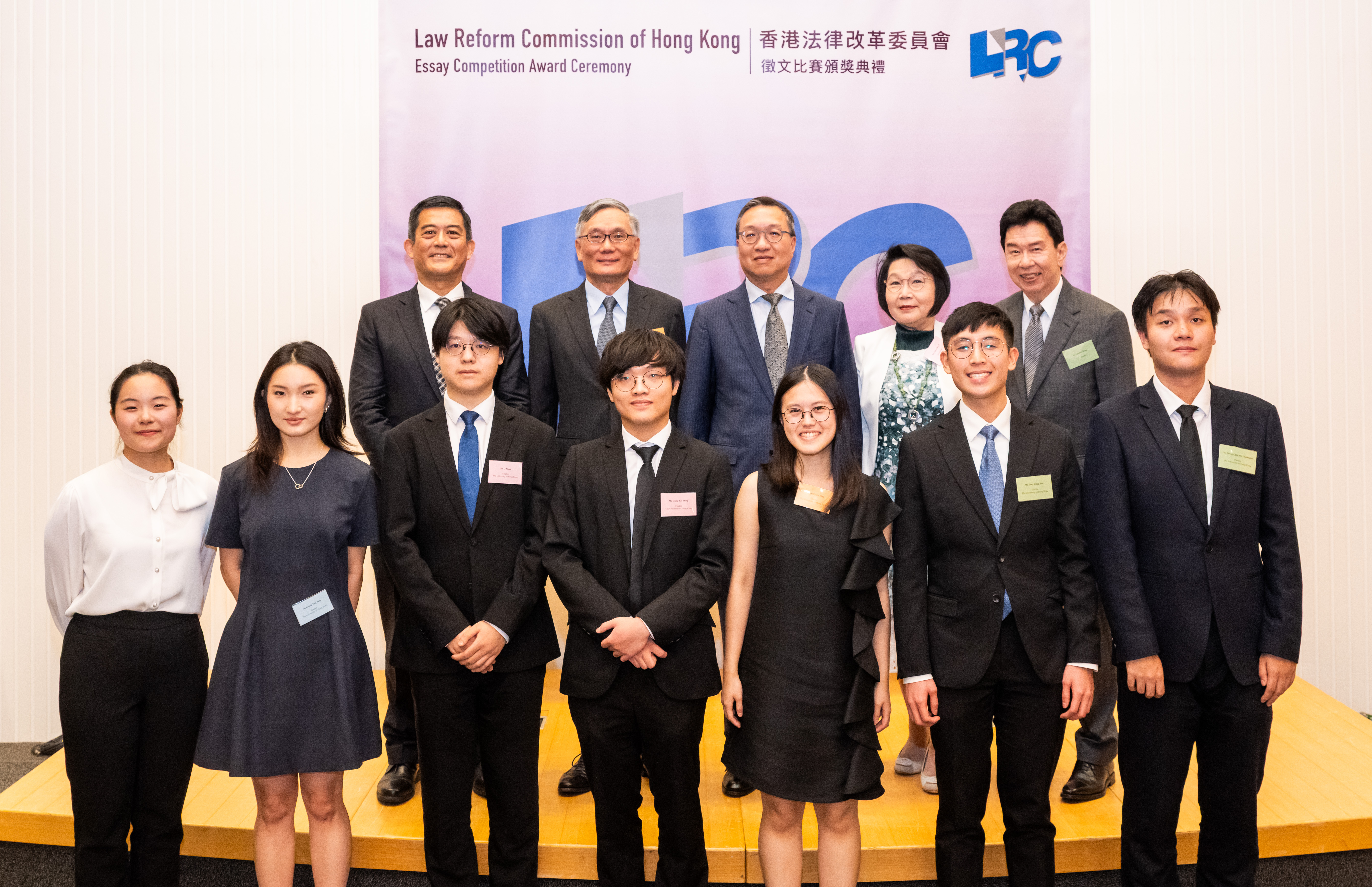 Mr Paul Lam, SC, The Hon Chief Justice Andrew Cheung, Adjudicating Panel members (Mr Stephen Hung (back row, 1st from right), Mrs Janice Choi (back row, 2nd from right) and Professor Alexander Loke (back row, 1st from left)) and finalists