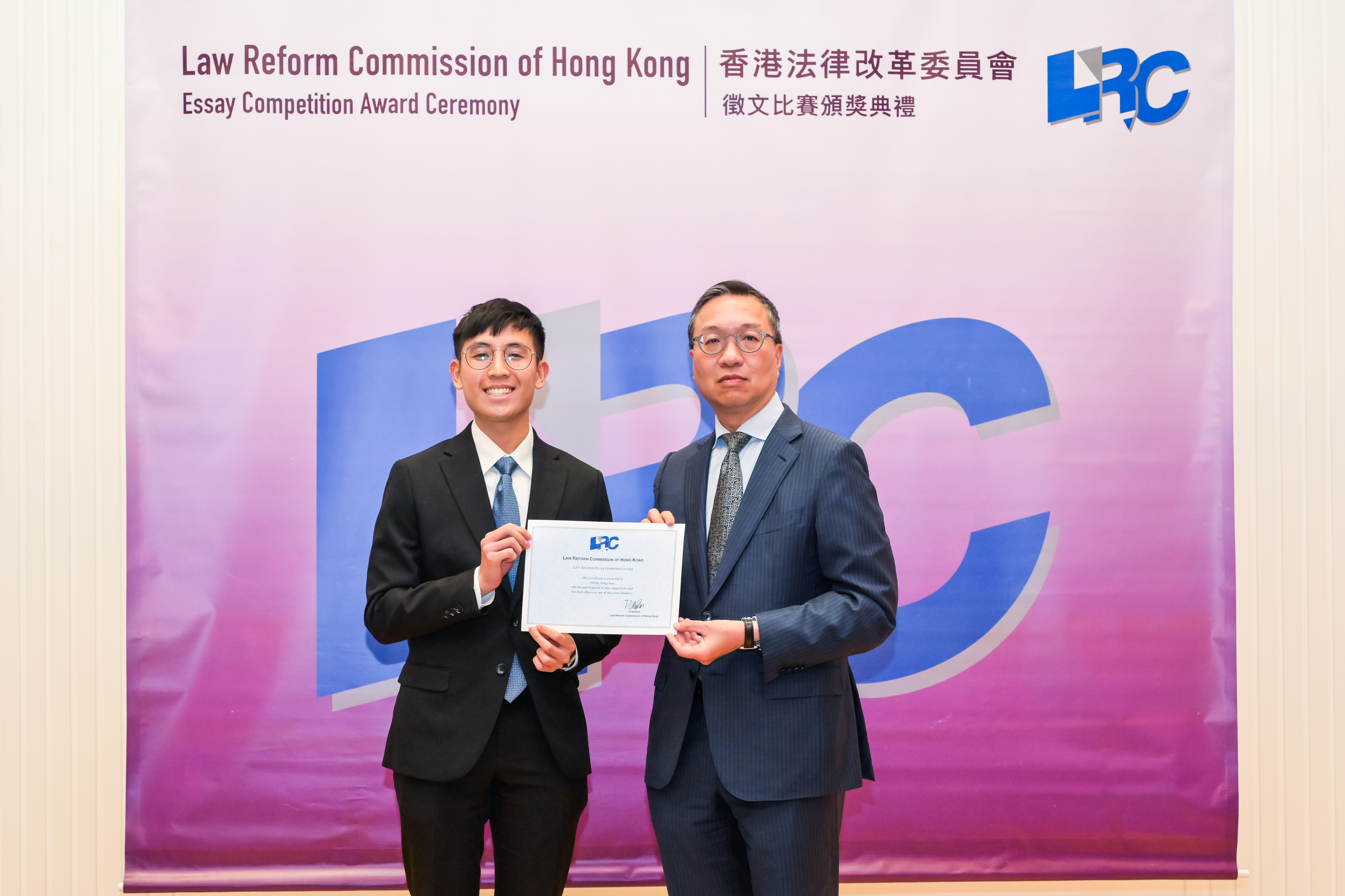 Mr Paul Lam, SC awarded a certificate to Mr Fung Wing Kan