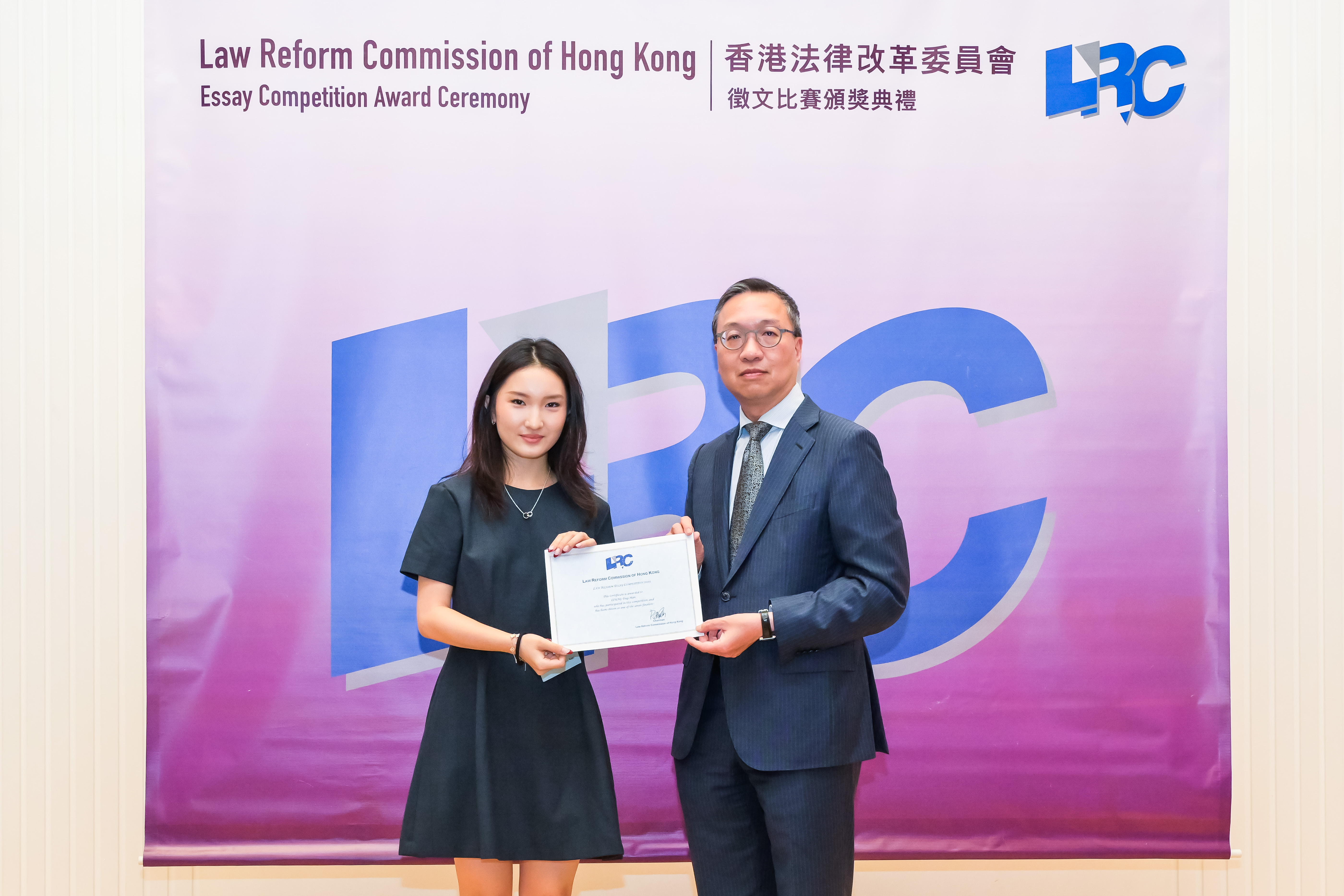 Mr Paul Lam, SC awarded a certificate to Ms Leung Ting Man 