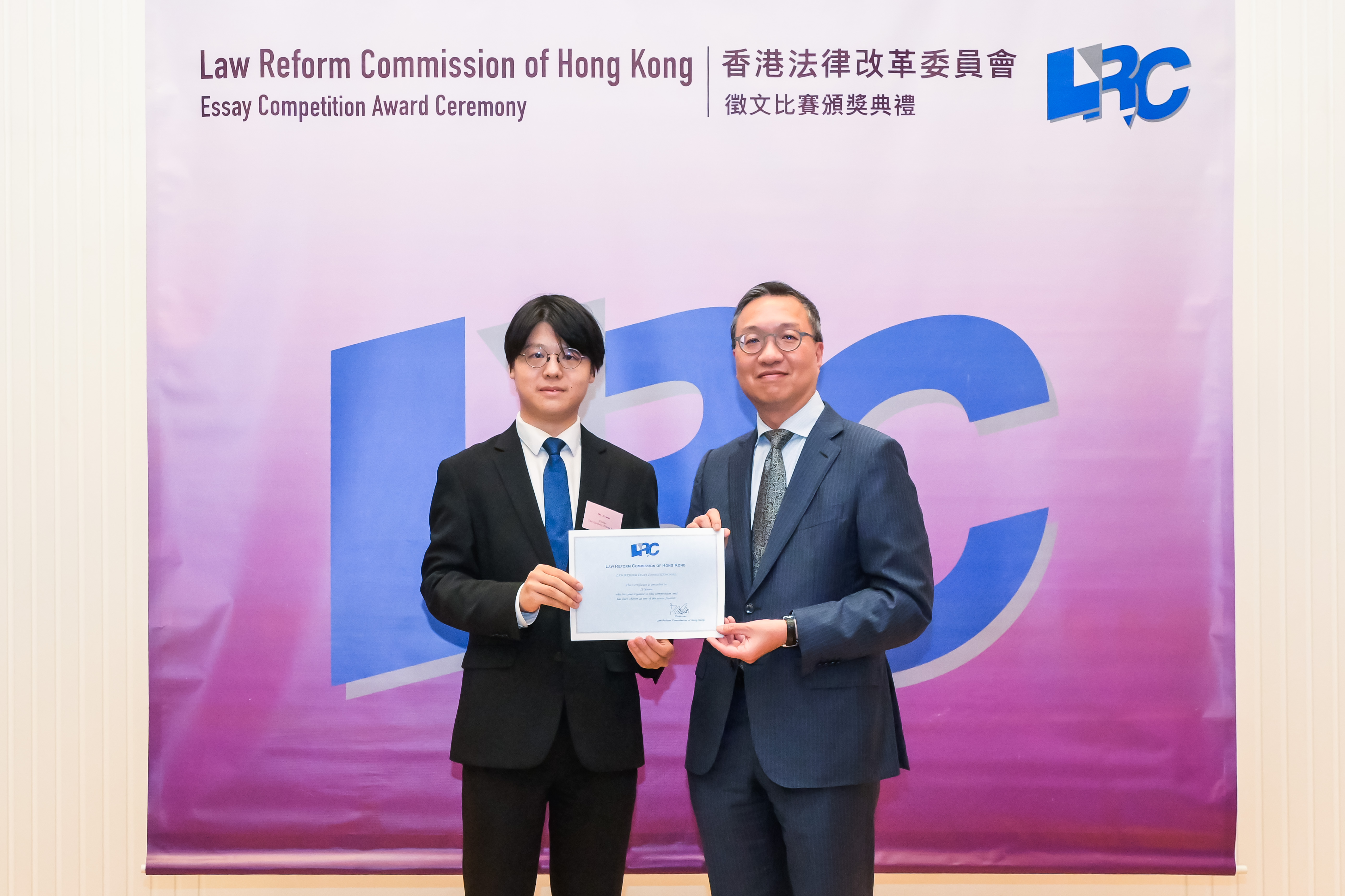 Mr Paul Lam, SC awarded a certificate to Mr Li Yinuo