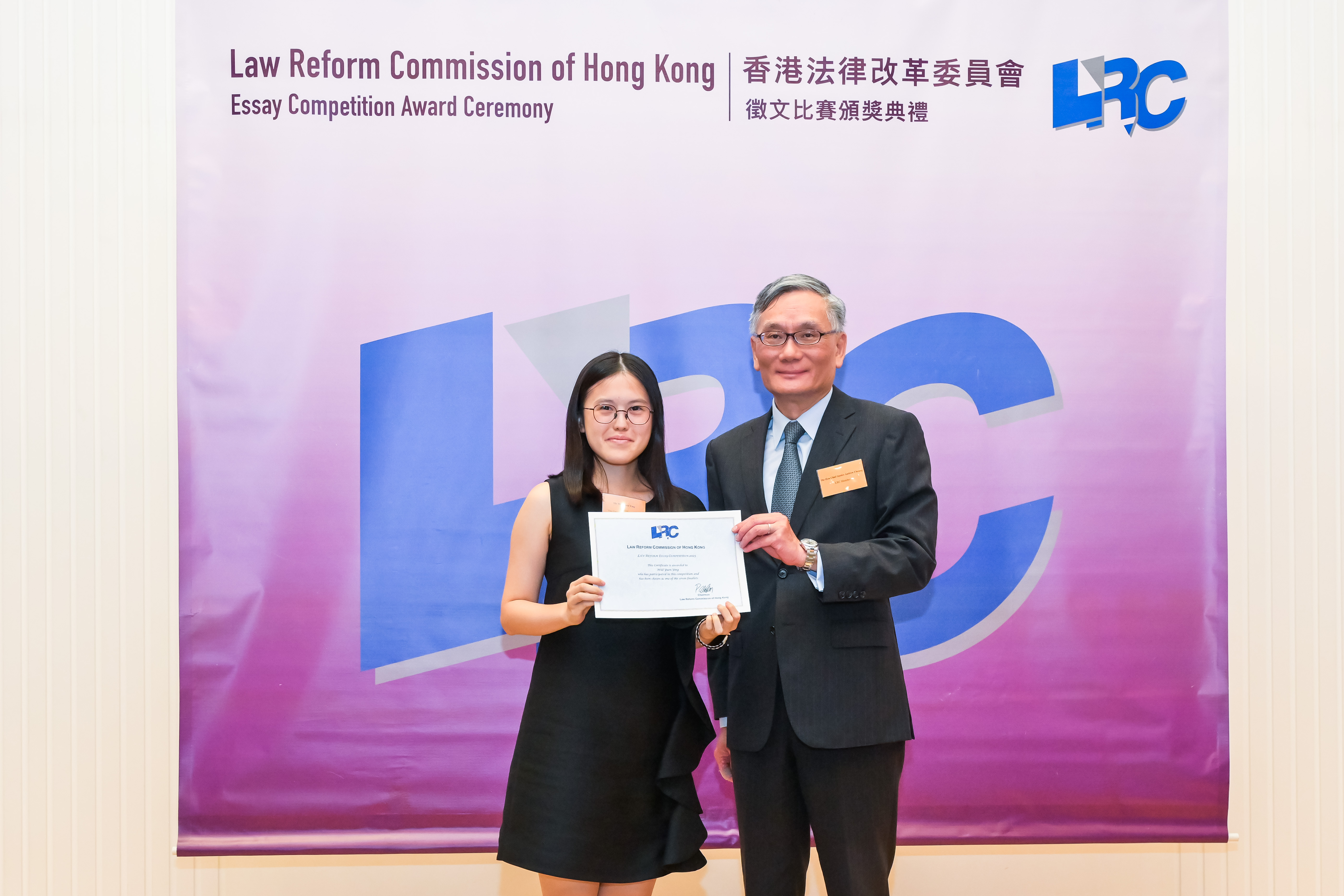 The Hon Chief Justice Andrew Cheung awarded a certificate to Ms Mui Yuen Ying