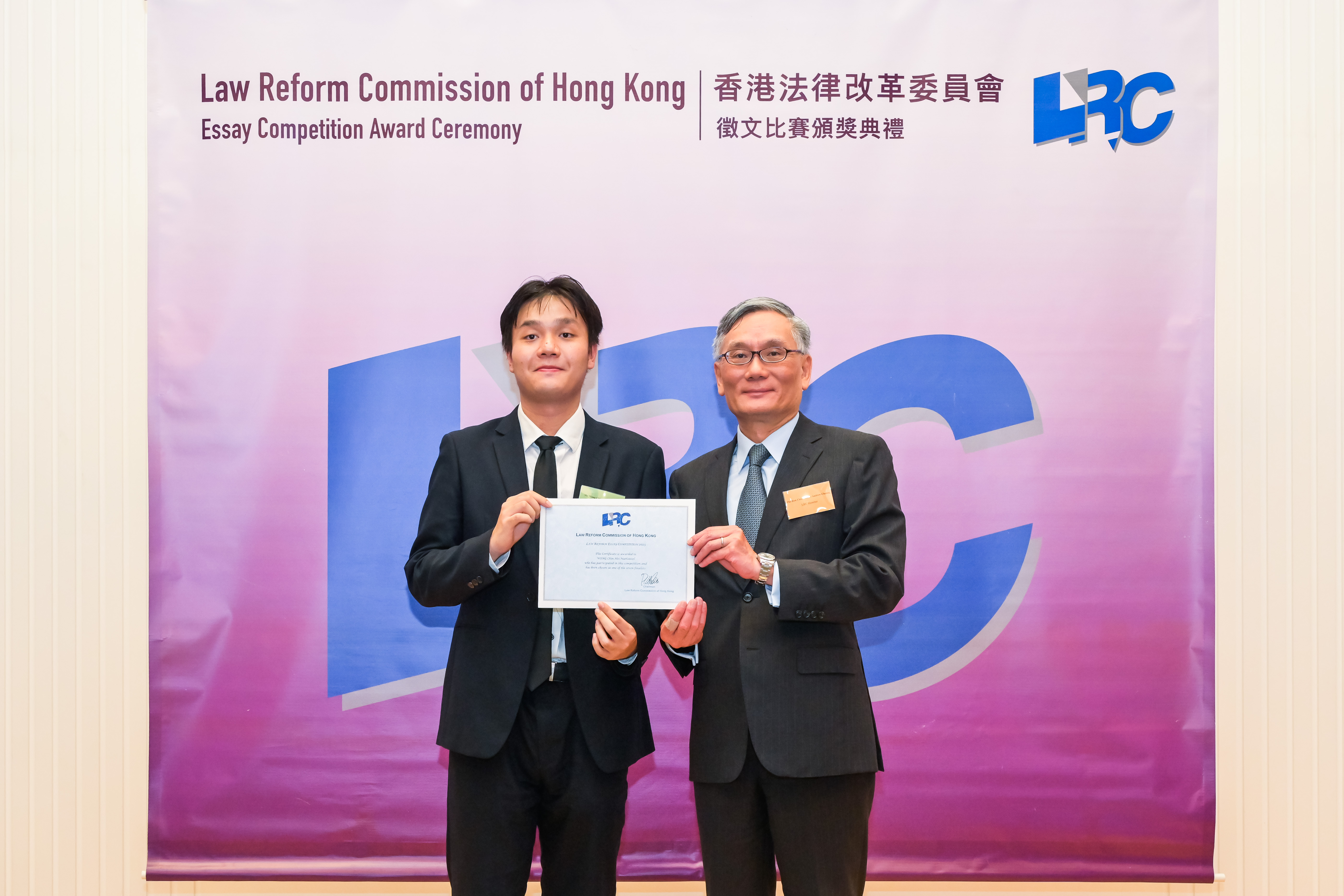 The Hon Chief Justice Andrew Cheung awarded a certificate to Mr Wong Chin Hei Nathaniel
