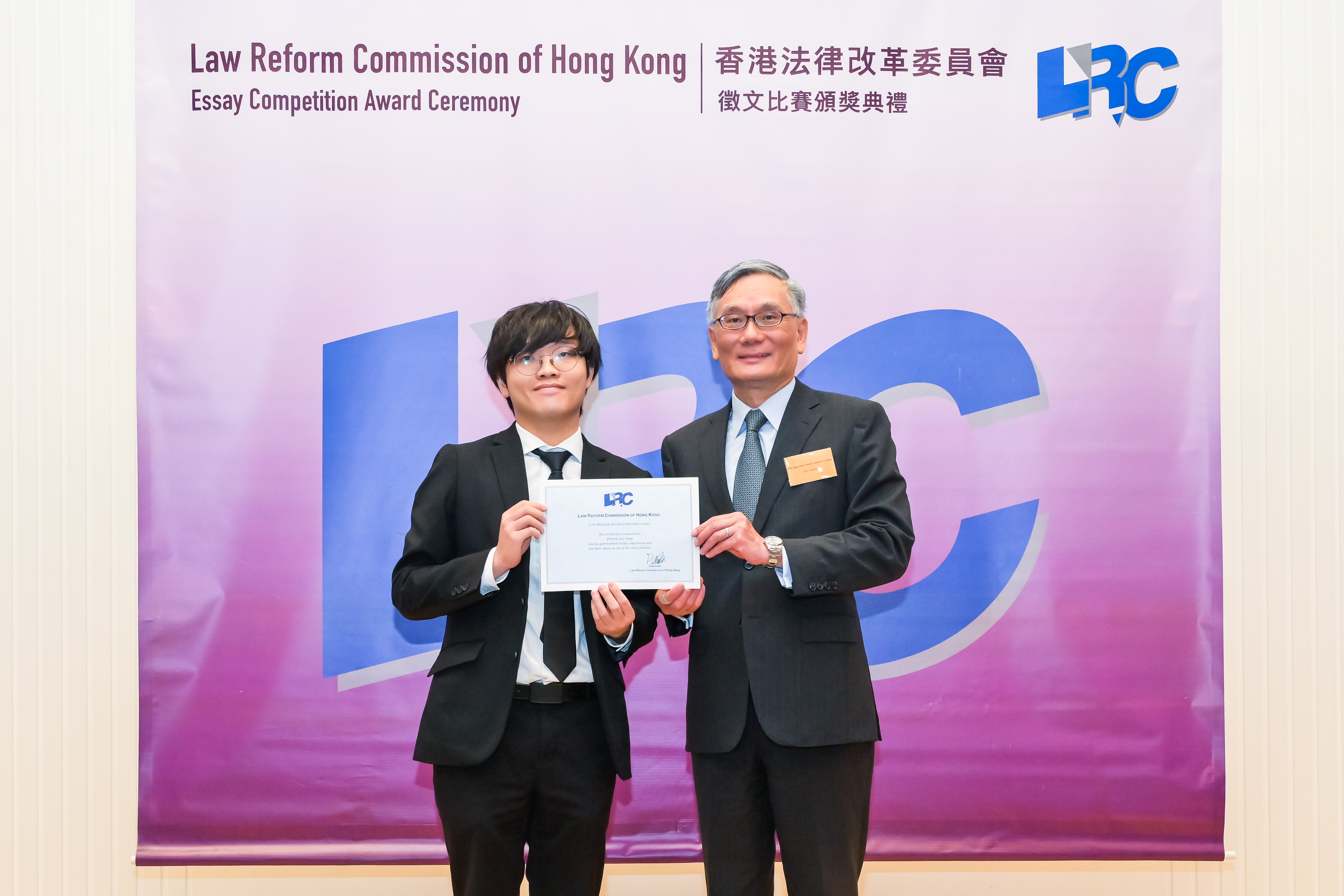 The Hon Chief Justice Andrew Cheung awarded a certificate to Mr Yeung Kei Shing 