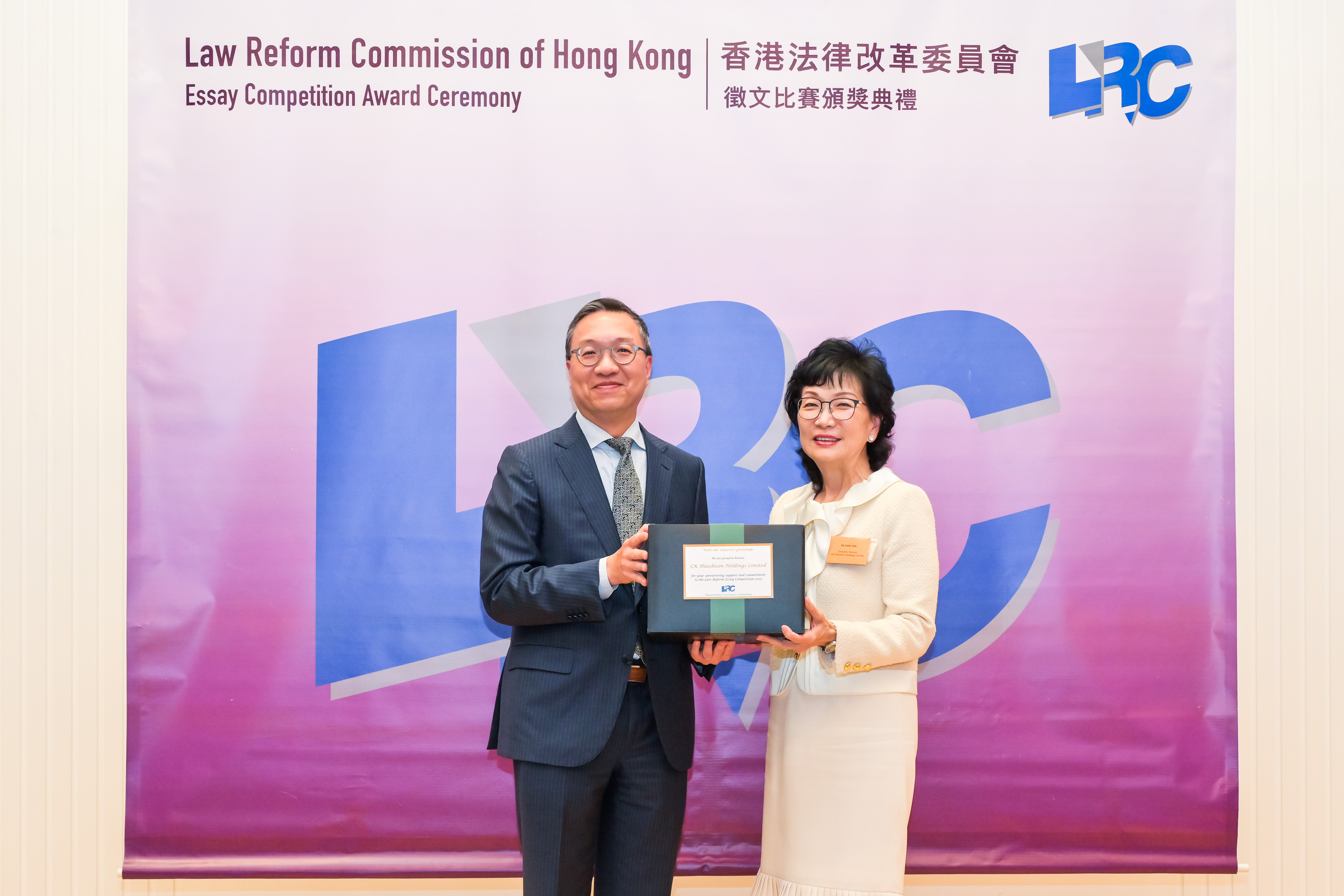 Mr Paul Lam, SC presented a souvenir to Ms Edith Shih, Executive Director of CK Hutchison Holdings Limited