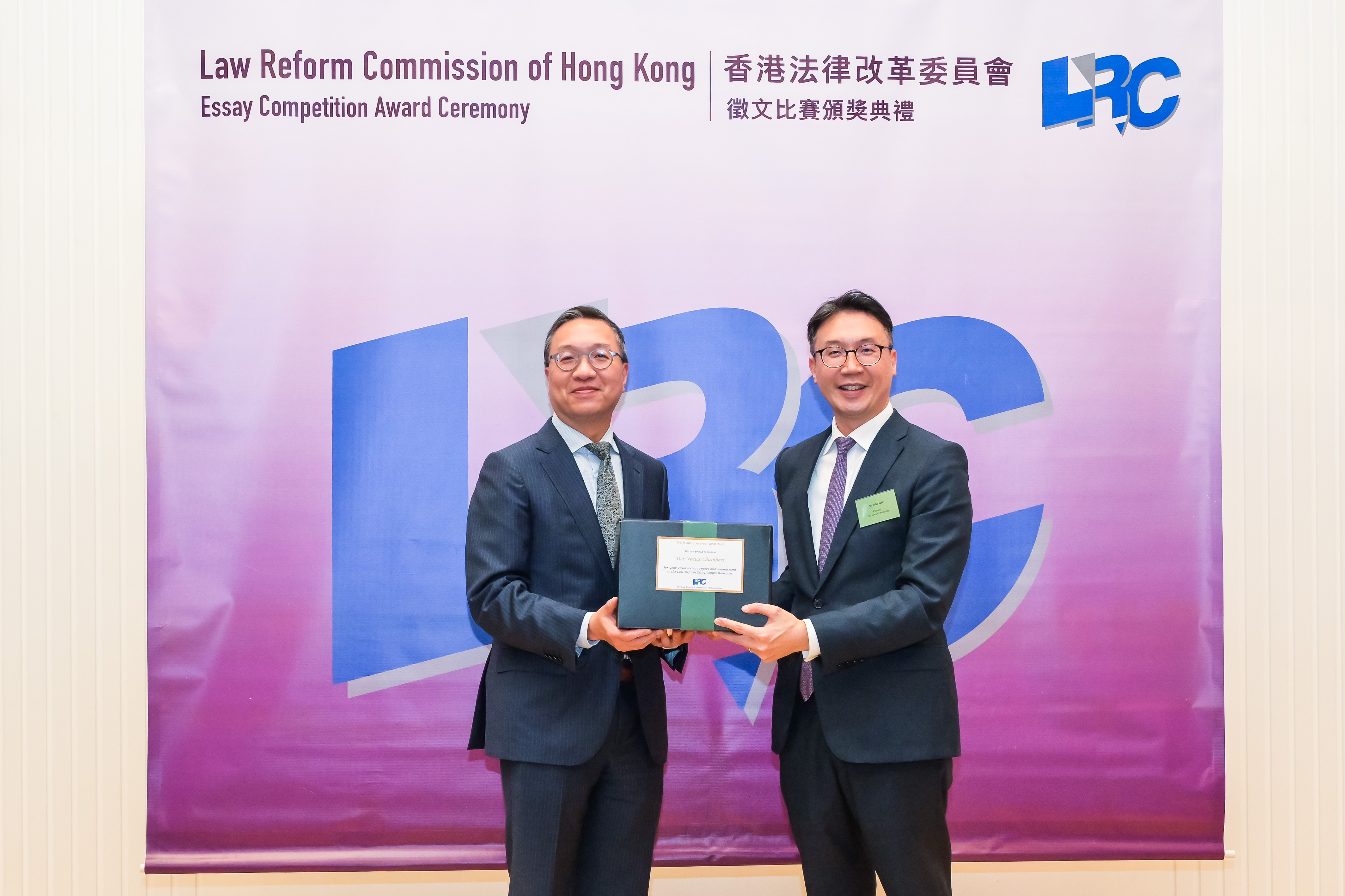 Mr Paul Lam, SC presented a souvenir to Mr John Hui (Des Voeux Chambers)
