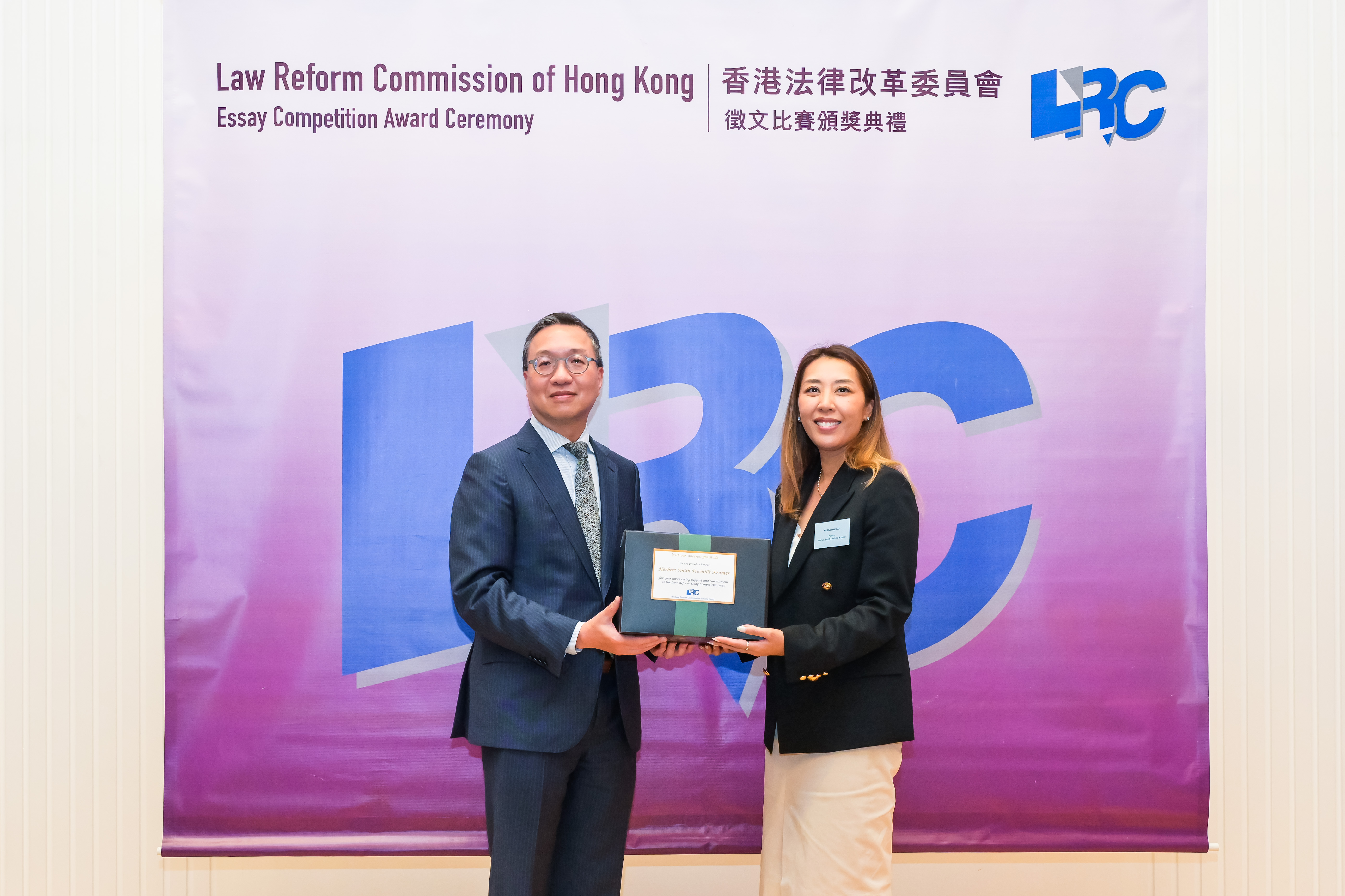 Mr Paul Lam, SC presented a souvenir to Ms Rachael Shek, Partner of Herbert Smith Freehills Kramer