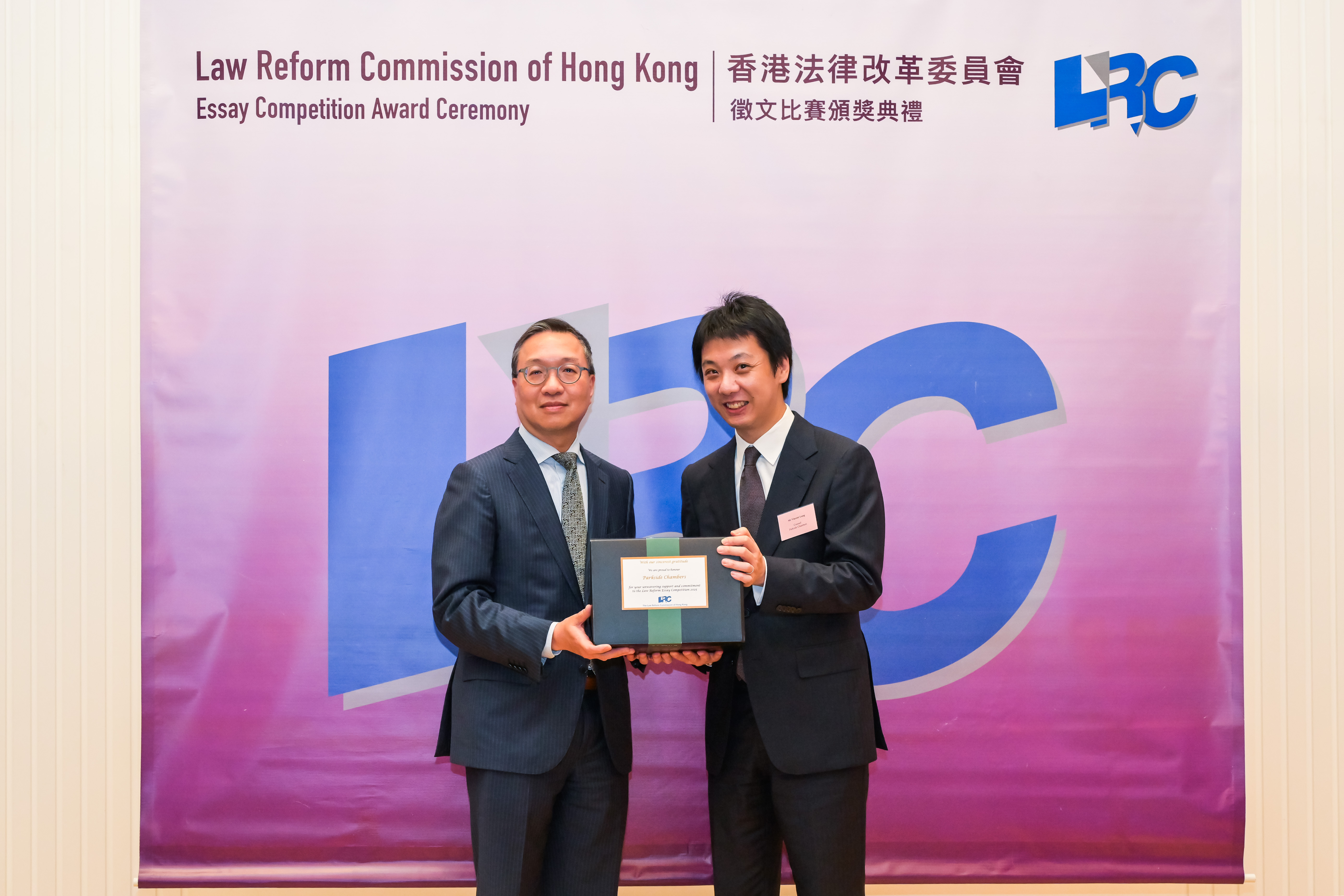 Mr Paul Lam, SC presented a souvenir to Mr Vincent Lung (Parkside Chambers)