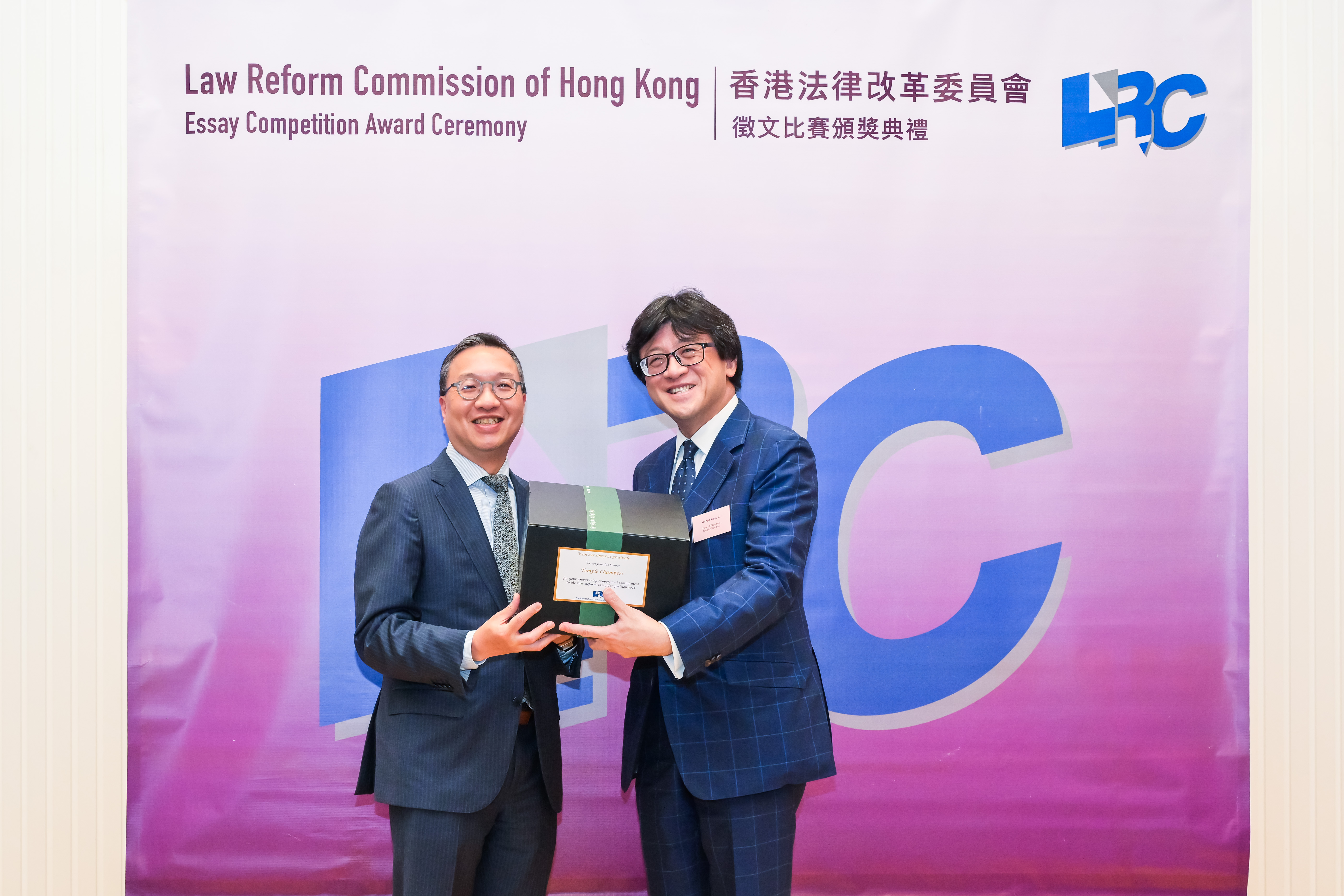Mr Paul Lam, SC presented a souvenir to Mr Paul Shieh, SC (Temple Chambers)