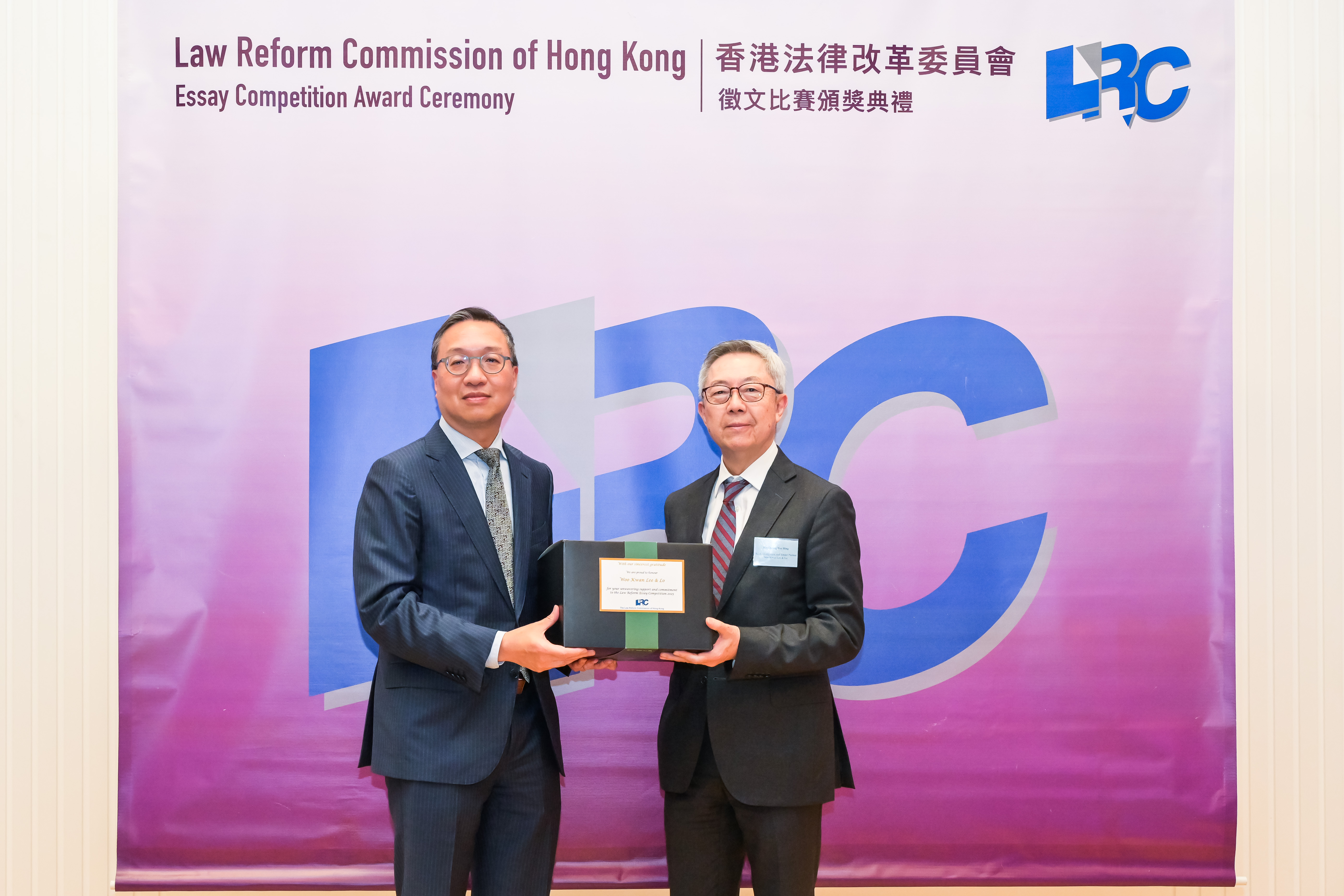 Mr Paul Lam, SC presented a souvenir to Mr Cheung Wai Hing, Senior Partner of Woo Kwan Lee & Lo 