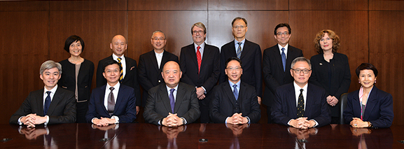 由左至右（前排）馮庭碩資深大律師、尹效良先生、終審法院首席法官馬道立、律政司司長袁國強資深大律師、終審法院常任法官鄧國楨、李慧賢女士；（後排）方敏生女士、彭耀鴻資深大律師、何耀明教授、Christopher Gane教授、林峰教授、梁鎮宇先生、顏倩華女士。 